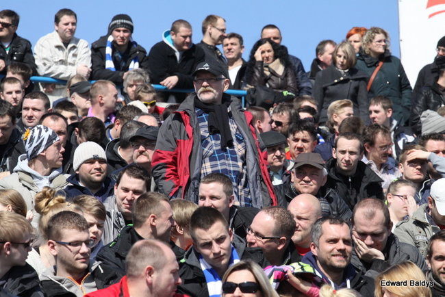 Przeleciał przez bandę (zdjęcia)