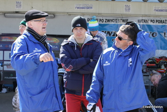 Przeleciał przez bandę (zdjęcia)