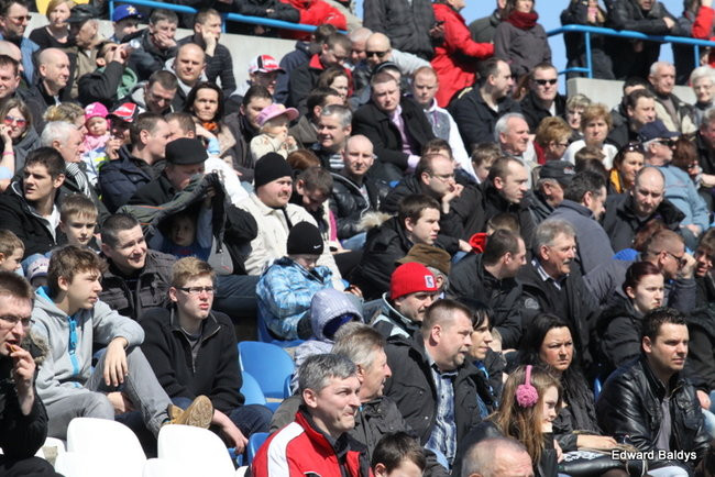 Przeleciał przez bandę (zdjęcia)