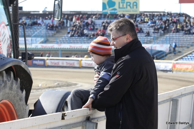 Przeleciał przez bandę (zdjęcia)