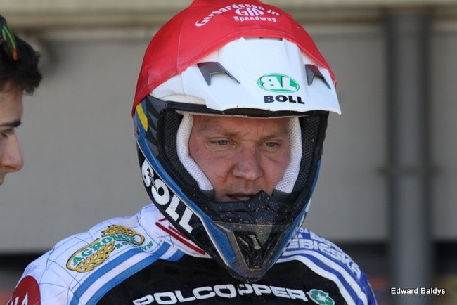 Przeleciał przez bandę (zdjęcia)