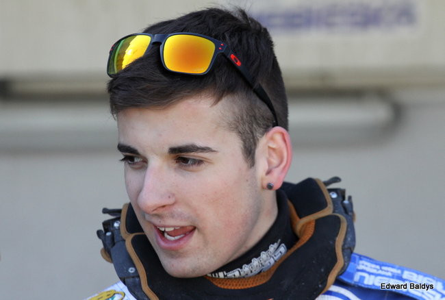 Przeleciał przez bandę (zdjęcia)