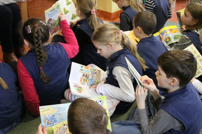 Pasowanie na czytelnika w ?dziesiątce? (zdjęcia)