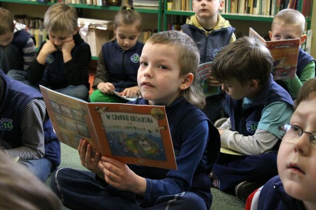 Pasowanie na czytelnika w ?dziesiątce? (zdjęcia)