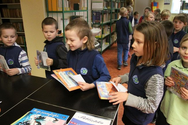 Pasowanie na czytelnika w ?dziesiątce? (zdjęcia)