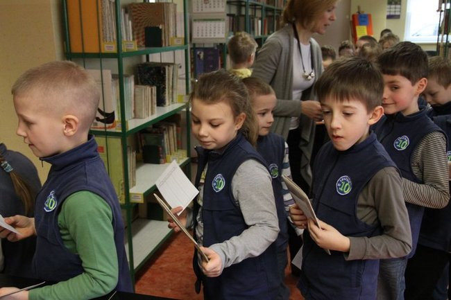 Pasowanie na czytelnika w ?dziesiątce? (zdjęcia)