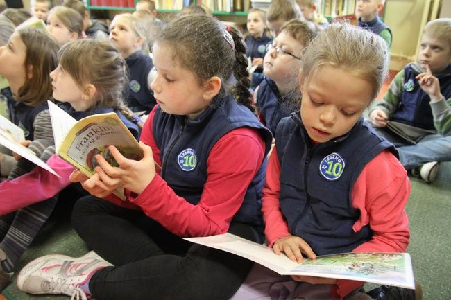 Pasowanie na czytelnika w ?dziesiątce? (zdjęcia)