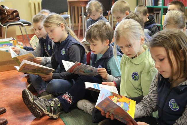 Pasowanie na czytelnika w ?dziesiątce? (zdjęcia)