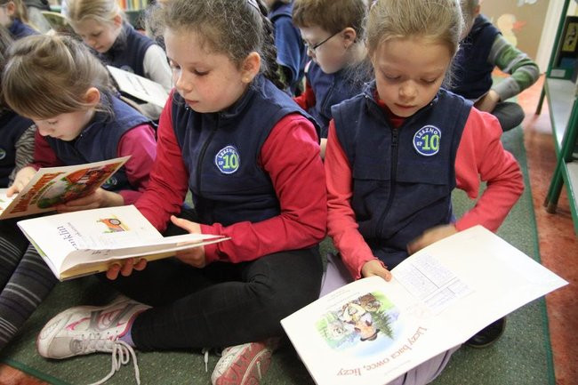 Pasowanie na czytelnika w ?dziesiątce? (zdjęcia)