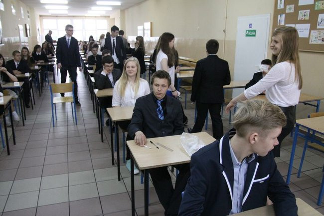 Gimnazjaliści mają ciężkie dni (zdjęcia)
