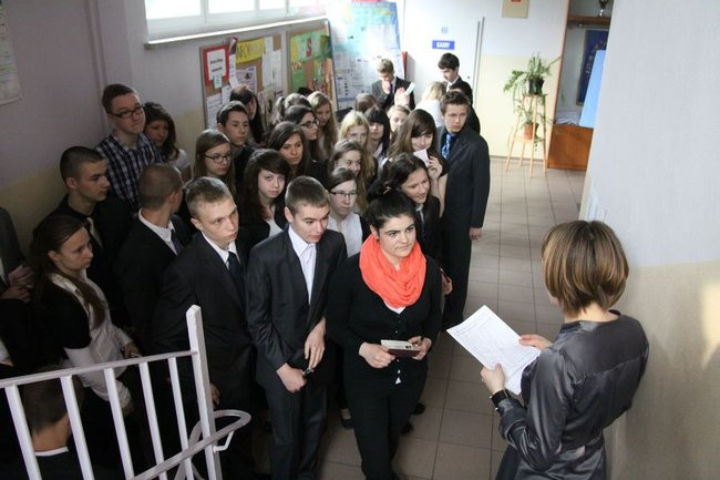 Gimnazjaliści mają ciężkie dni (zdjęcia)