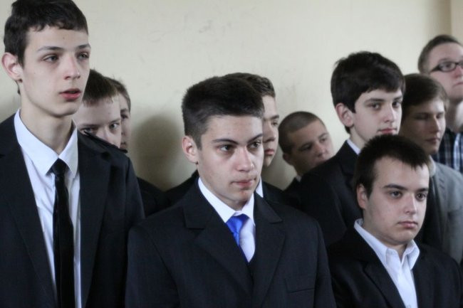 Gimnazjaliści mają ciężkie dni (zdjęcia)