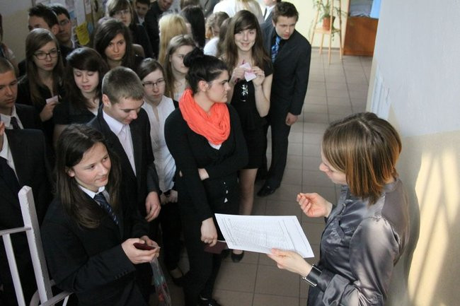 Gimnazjaliści mają ciężkie dni (zdjęcia)