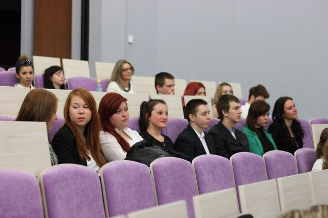 Maturzyści z IV LO pożegnali szkołę (zdjęcia)