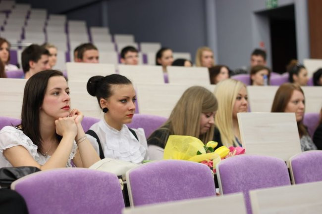 Maturzyści z IV LO pożegnali szkołę (zdjęcia)