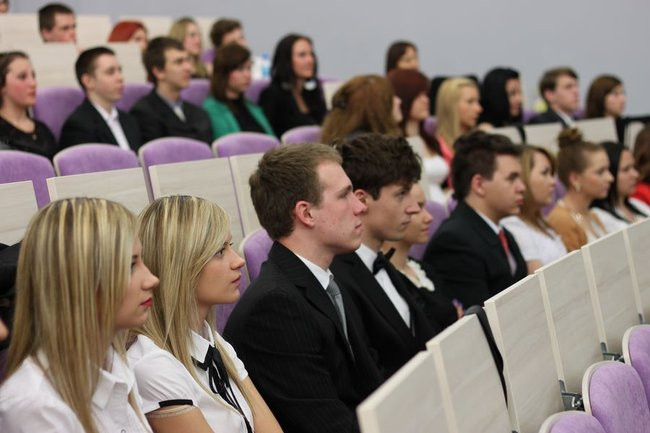 Maturzyści z IV LO pożegnali szkołę (zdjęcia)