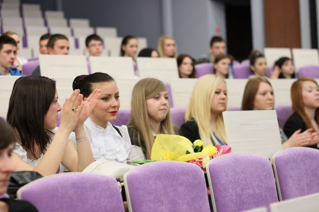 Maturzyści z IV LO pożegnali szkołę (zdjęcia)