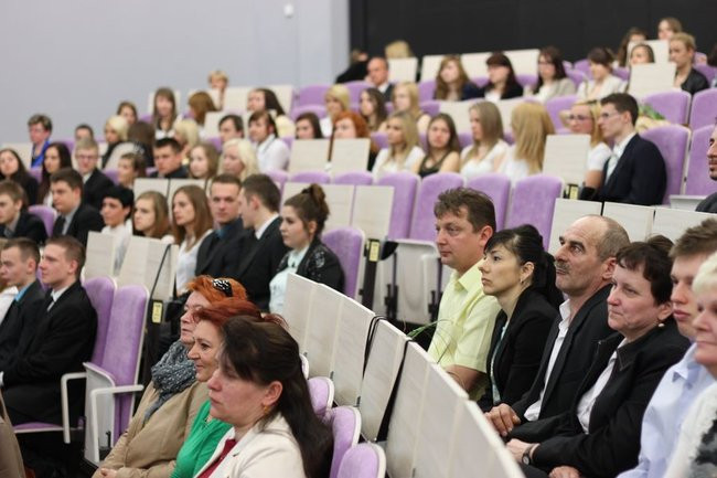 Maturzyści z IV LO pożegnali szkołę (zdjęcia)