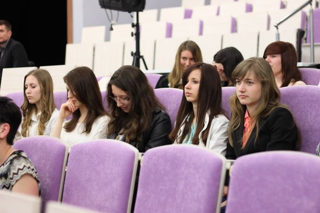 Maturzyści z IV LO pożegnali szkołę (zdjęcia)