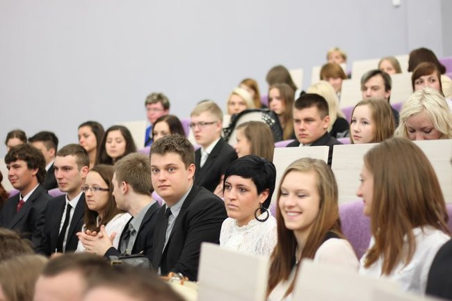 Maturzyści z IV LO pożegnali szkołę (zdjęcia)