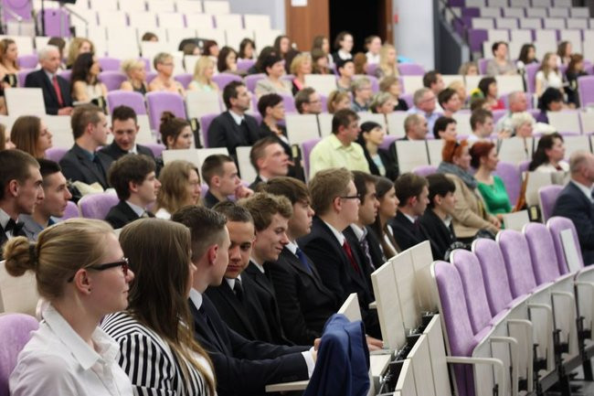 Maturzyści z IV LO pożegnali szkołę (zdjęcia)