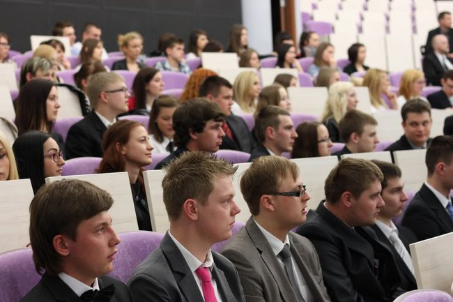 Maturzyści z IV LO pożegnali szkołę (zdjęcia)