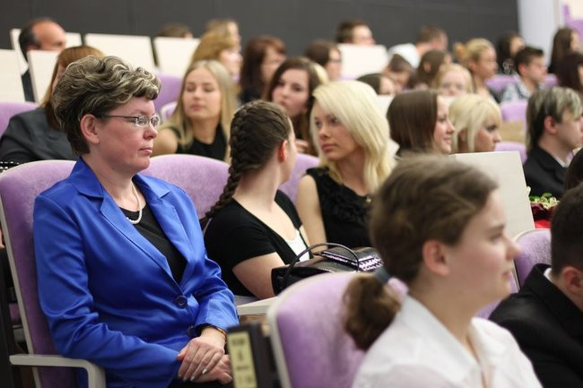 Maturzyści z IV LO pożegnali szkołę (zdjęcia)