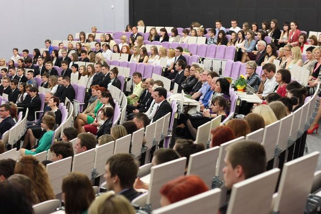 Maturzyści z IV LO pożegnali szkołę (zdjęcia)