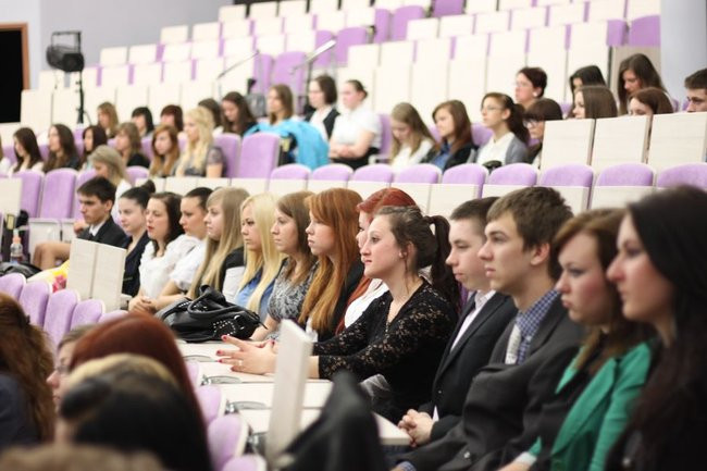 Maturzyści z IV LO pożegnali szkołę (zdjęcia)