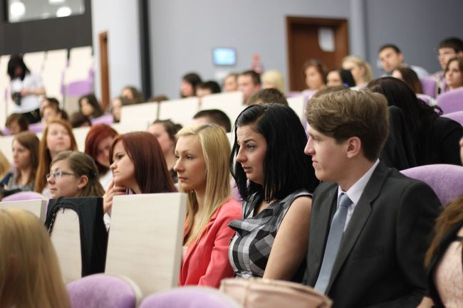 Maturzyści z IV LO pożegnali szkołę (zdjęcia)