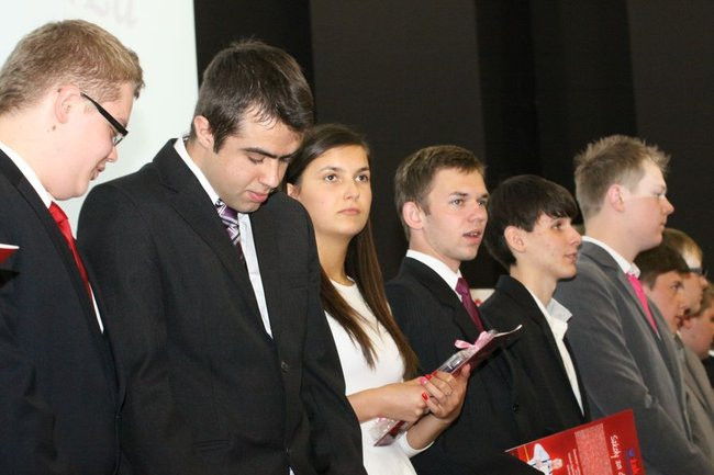 Maturzyści z IV LO pożegnali szkołę (zdjęcia)