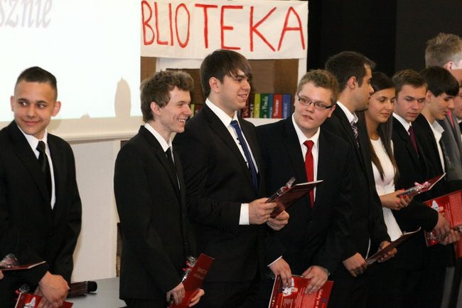 Maturzyści z IV LO pożegnali szkołę (zdjęcia)