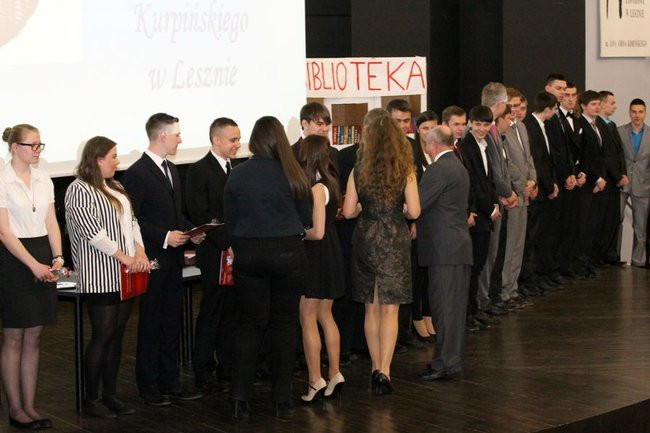 Maturzyści z IV LO pożegnali szkołę (zdjęcia)