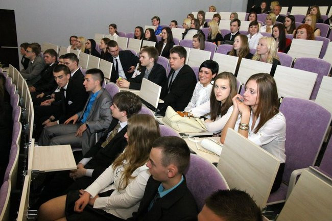 Maturzyści z IV LO pożegnali szkołę (zdjęcia)