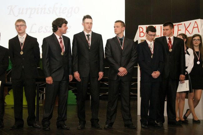 Maturzyści z IV LO pożegnali szkołę (zdjęcia)