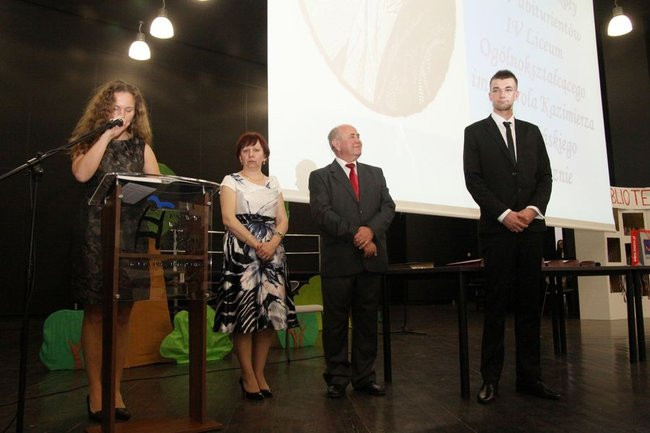 Maturzyści z IV LO pożegnali szkołę (zdjęcia)