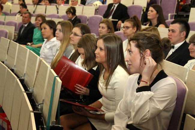 Maturzyści z IV LO pożegnali szkołę (zdjęcia)