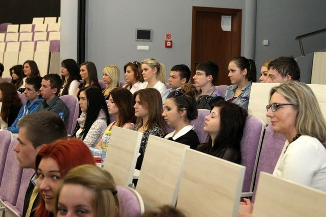 Maturzyści z IV LO pożegnali szkołę (zdjęcia)