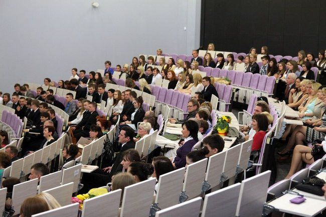 Maturzyści z IV LO pożegnali szkołę (zdjęcia)