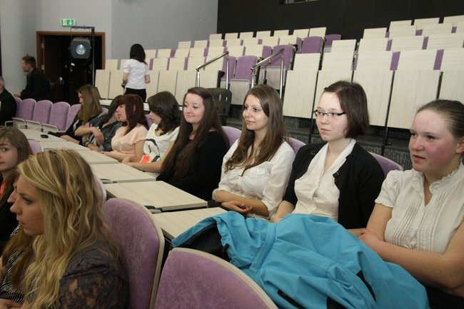 Maturzyści z IV LO pożegnali szkołę (zdjęcia)