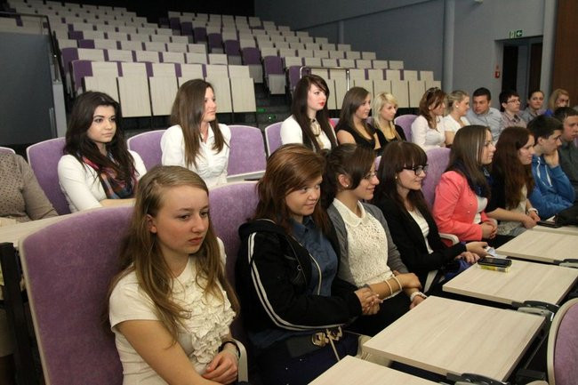 Maturzyści z IV LO pożegnali szkołę (zdjęcia)