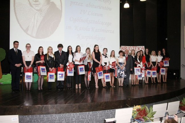 Maturzyści z IV LO pożegnali szkołę (zdjęcia)