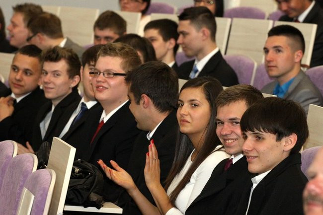 Maturzyści z IV LO pożegnali szkołę (zdjęcia)