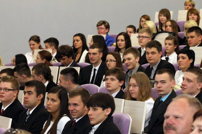 Maturzyści z IV LO pożegnali szkołę (zdjęcia)