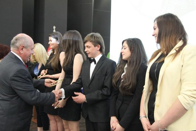 Maturzyści z IV LO pożegnali szkołę (zdjęcia)