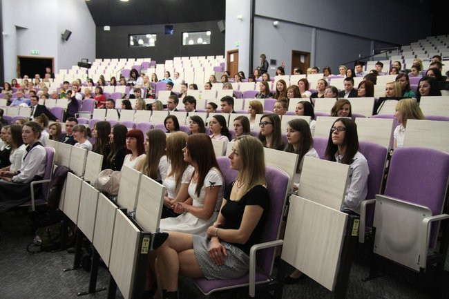 Maturzyści z IV LO pożegnali szkołę (zdjęcia)