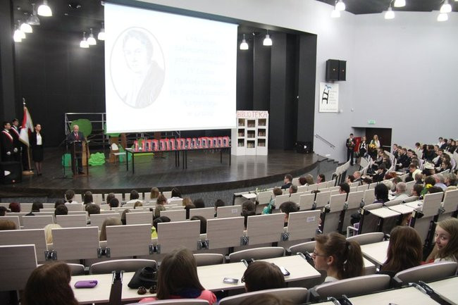 Maturzyści z IV LO pożegnali szkołę (zdjęcia)