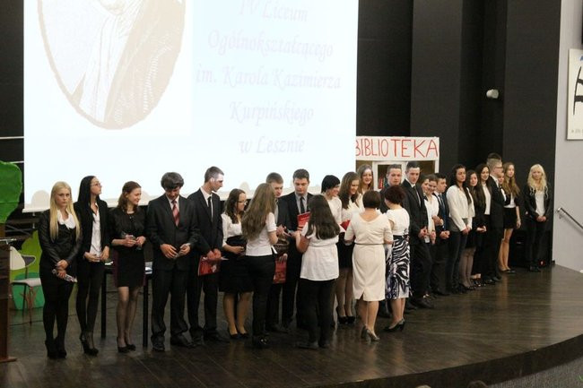 Maturzyści z IV LO pożegnali szkołę (zdjęcia)