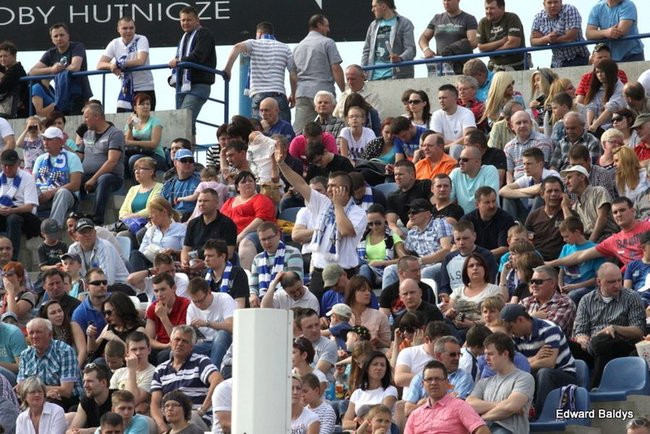Pewne zwycięstwo Byków (dużo zdjęć kibiców)