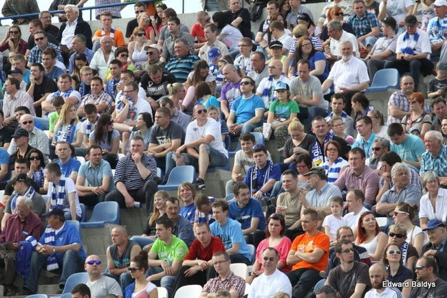 Pewne zwycięstwo Byków (dużo zdjęć kibiców)
